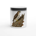 Magische Keramiktasse 325 ml, Motiv Habicht auf altem Baumstamm mittig groß