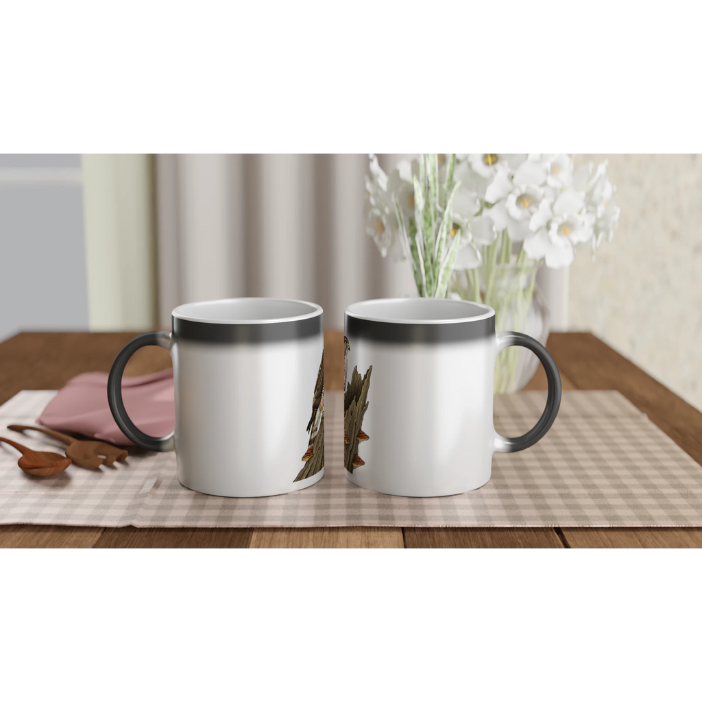 Habicht Magische Keramiktasse 325 ml Seitenansicht, Motiv Habicht auf altem Baumstamm mittig groß