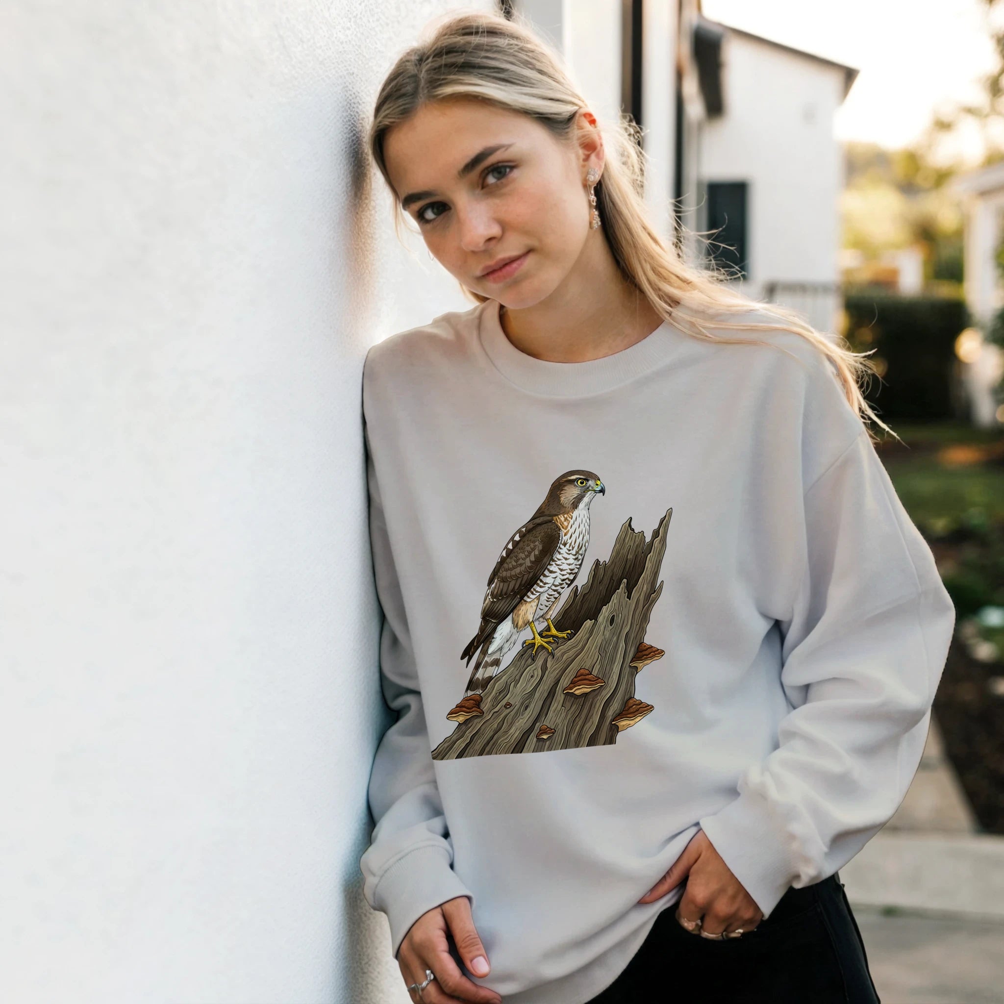 Sand Habicht Pullover Gildan® 18000, Motiv Habicht auf altem Baumstamm groß mittig vorne getragen von einer Frau