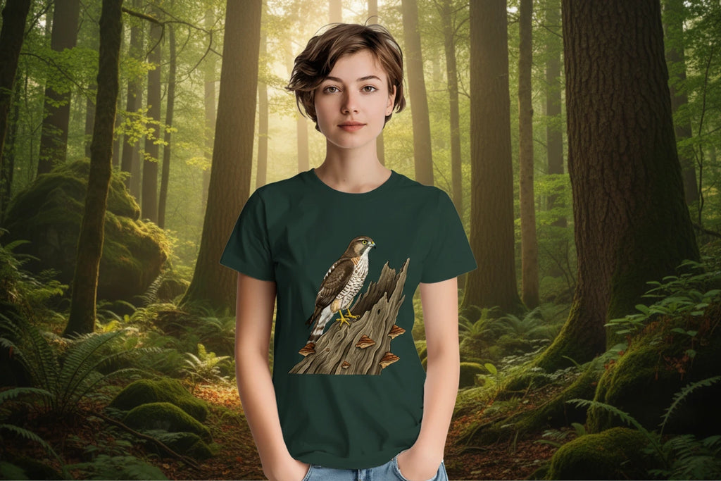 Frau trägt Forest Green Habicht T-Shirt Gildan 5000, Motiv Habicht auf altem Baumstamm  mittig groß